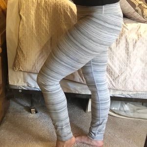 Lululemon Cyber-Stripe silver fox 7/8 leggings